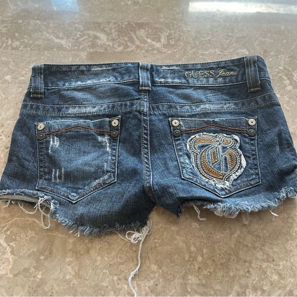 Guess jean shorts raw hem pockets with guess logo on back pocket size 28 - Picture 7 of 12
